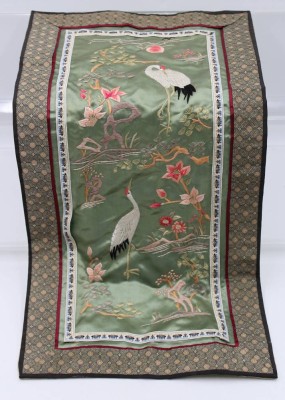Auktion 360<br>Seidenstickerei, China, wohl Tischläufer, ca. 58,5 x 29,5cm [1]