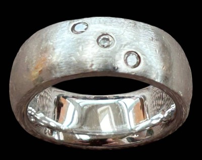 Auktion 360<br>massiver Silberring-925-, 3 klare Steine, Kronenmarke, RG 57, 14,3 gr. [1]