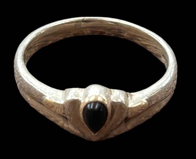 Auktion 360<br>Silberring-925- mit kl. Onyx-Dreieck, RG 56, Steinfassung tw. vergoldet, 3,7 gr [1]