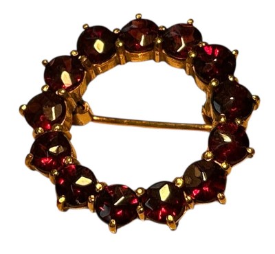 Auktion 360<br>runde Granatbrosche, wohl Double, D-2,5 cm [1]