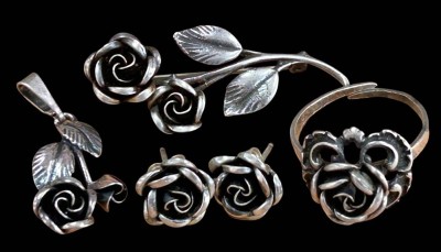 Auktion 360<br>5 tg. Silber-925- Schmuckset mit Rosendekor, Ring, Brosche, Anhänger, Paar Ohrstecker, zus. ca 14,5 gr. [1]