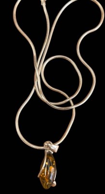 Auktion 360<br>Silber-925- Schlangenhalskette mit kl. Bernstein-Anhänger, L-45 cm, 8,8 gr. [1]