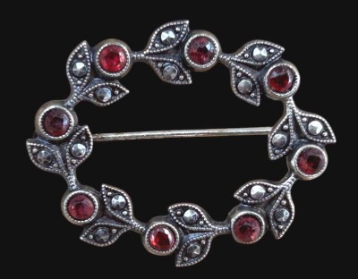 Auktion 360<br>Silber-835- Brosche mit roten Steinen und Markasiten, ca. 2,6x2,2 cm, 3,4 gr [1]