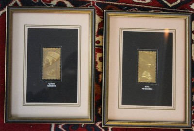 Auktion 360<br>Goldmarken mit ägypt. Herrscher-Darstellungen, 23 ct Gold, Marken ca. 5,8 x 3,5cm, je gerahmt/Glas, RG 21,5 x 16,5cm [1]