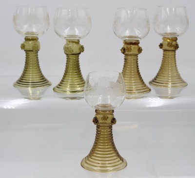 Auktion 360<br>5x  Weinrömer, floraler Schliff, 3x am Stand bestossen, ca. H-15cm [1]