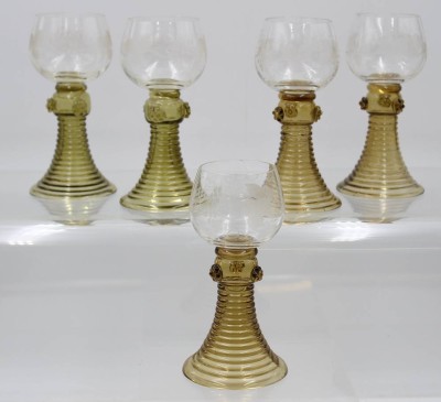 Auktion 360<br>5x  Weinrömer, floraler Schliff, 3x am Stand bestossen, ca. H-15cm [1]