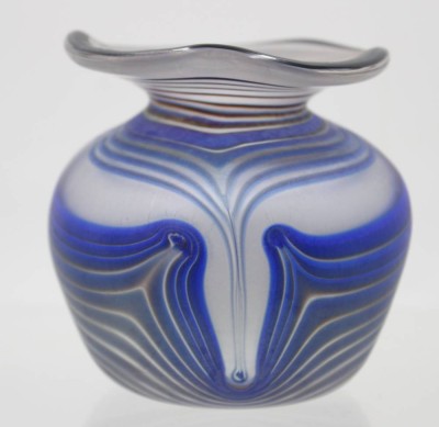 Auktion 360<br>Kunstglasvase, Eisch, datiert '88, blaue Einschmelzungen, ca. H-9cm [1]
