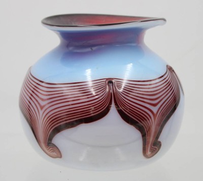 Auktion 360<br>Kunstglasvase, Eisch, datiert '80, rote  Einschmelzungen, ca. H-12,5cm [1]