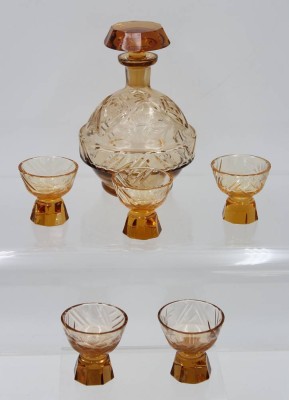 Auktion 360<br>Karaffe mit 5 kl. Gläsern, bernsteinfarben, älter, ca. H-18cm u. H-6cm [1]