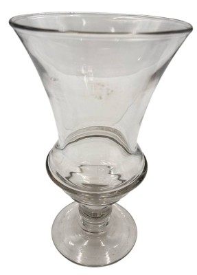 Auktion 360<br>gr. Kristall-Vase auf Stand, H-25 cm, D-14 cm [1]