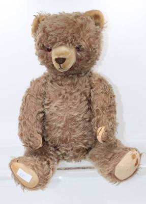 Auktion 360<br>alter Teddybär, Holzwolle gestopft, bespielte Erhaltung, Filz beschädigt, ca. H-58cm [1]