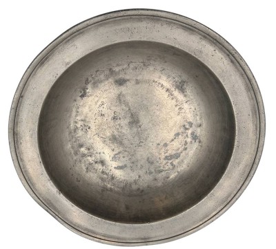 Auktion 360<br>grosse alte Zinnschale um 1800, Monogramm, Meister-und Stadtpunze, D-33 cm [1]
