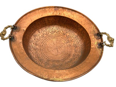 Auktion 360<br>grosse Kupferschale mit Messing-Griffen, sogenannter Brasero mit Hammerschlagdekor, abgerundeter Boden, D-44 cm, H-11 cm [1]