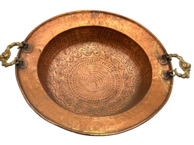 Auktion 360<br>grosse Kupferschale mit Messing-Griffen, sogenannter Brasero mit Hammerschlagdekor, abgerundeter Boden, D-44 cm, H-11 cm [1]