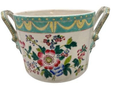 Auktion 360<br>gr. alter Henkeltbopf, Früchtekühler? China, Ritzdekor mit Blumenmalerei, H-16 cm, D-25 cm [1]