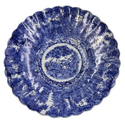 Auktion 360<br>grosser chinesischer Teller mit Blaumalerei, umlaufend Figuren in Bambuswald, wohl 19.Jhd., D- ca. 30 cm [1]