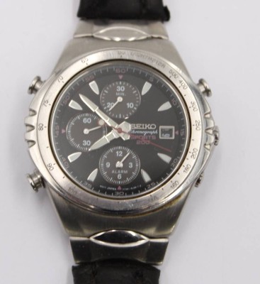 Auktion 360<br>Herren-Armbanduhr, Seiko Sports 200, Chronograph, Quarz,  Armband mit  starken Tragespuren, ca. D-4,1cm [1]