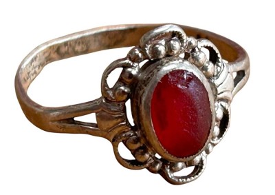 Auktion 360<br>vintage Mädchen Silberring, roter Stein mit Abplatzer, RG   51, Tragespuren, 1,4 gr [1]