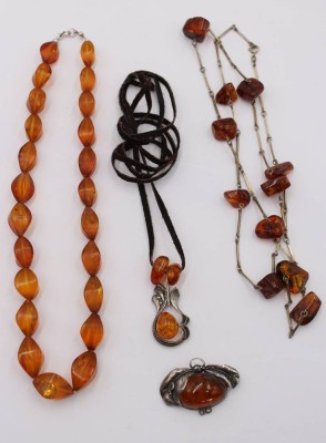 Auktion 360<br>Konvolut Bernstein-Schmuck, teilw. Silbermonturen, längste Kette 80cm, Brosche B-4cm [1]