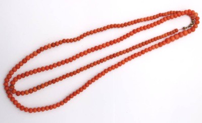 Auktion 360<br>lange Halskette, Koralle, älter, Steine leicht im Verlauf, ca. L-88cm [1]