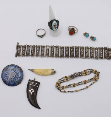 Auktion 360<br>kl. Schmuckkonvolut, einige wenige Teile Silber, älter, Armband L-19cm [1]