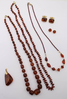Auktion 360<br>Konvolut Bernsteinschmuck, meist geklärter Bernstein, zus. ca. 90gr. [1]