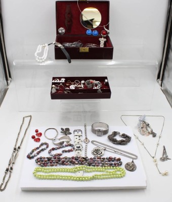 Auktion 360<br>Schmuckkasten mit div. Modeschmuck, Kasten H-8cm B-24cm T-15cm [1]