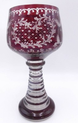Auktion 360<br>übergrosser Weinrömer, Rubinglas mit Barockschliff, H-27 cm, in 2 Teilen, (nicht beschädigt, nur Klebestelle gelöst) [1]