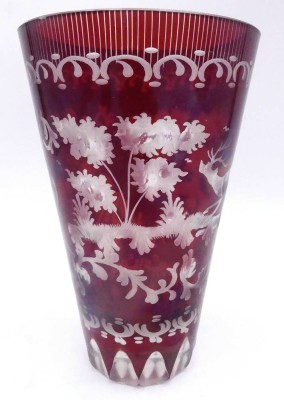 Auktion 360<br>Vase, Rubinglas mit Barockschliff, überfangen, H-15 cm [1]