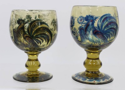 Auktion 360<br>Paar Weinkelche, wohl Alfred Taube, je mit Hahnendekor, ca. H-15 u.14cm [1]