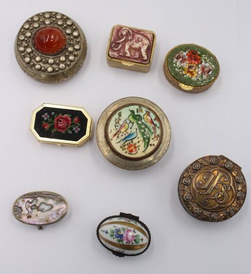 Auktion 360<br>8x div. Pillendosen, unterschiedliche Epochen, Materialien und Dekore, Größte ca. D-5cm [1]