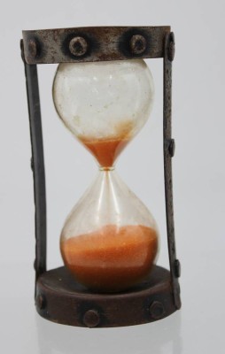 Auktion 360<br>Sanduhr, wohl 20er Jahre, Eisengestell, Altersspuren, ca. H-13,5cm, ca. 5 Minuten [1]