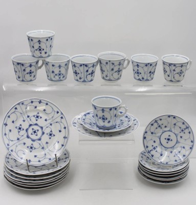 Auktion 360<br>8x Gedecke, wohl Kalk Eisenberg, Strohblume, 3x Tassen mit Chips, Tassen H-7,5cm [1]