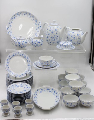 Auktion 360<br>46 Serviceteile, Arzberg, blaues florales Dekor, 2 Teile bestossen u. 1x Deckel fehlt, Kaffee-Kanne H-19cm Tassen H-5cm [1]