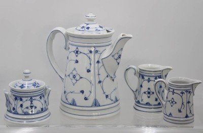 Auktion 360<br>Kaffeekanne, 2 Milchkännchen und eine Zuckerdose, Strohblume, unterschiedliche Hersteller, Kanne H-2,5cm, 1x Milchkännchen bestossen [1]
