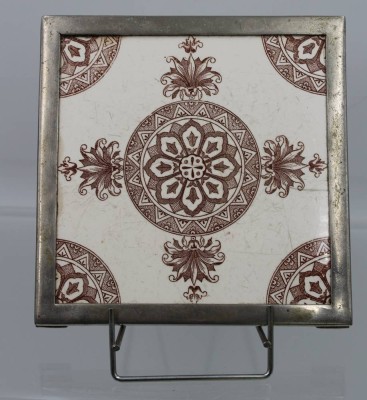 Auktion 360<br>antike Fliese als Untersetzer, Metallrahmen, ca. 16,5 x 16,5cm [1]