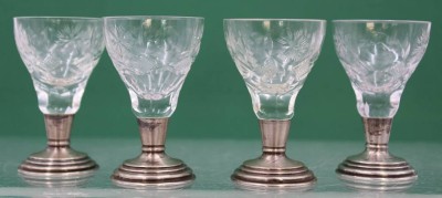 Auktion 360<br>4x Schnapsgläser, Silberstand, Kristall beschliffen, je ca. H-7,8cm [1]
