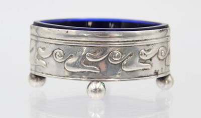 Auktion 360<br>Salzschälchen, blauer Glaseinsatz, 826er Silber (21gr.), Glas bestossen, H-3cm B-6cm [1]