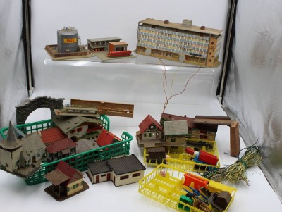 Auktion 360<br>Konvolut div. Eisenbahnhäuschen, älter, teilw, beschädigt [1]