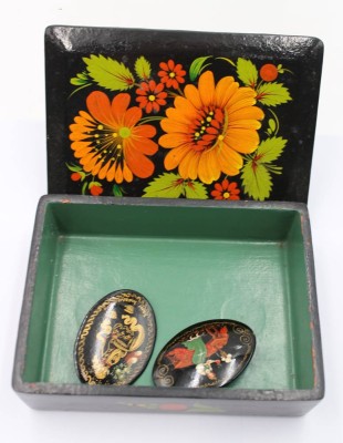 Auktion 360<br>Lackkasten sowie 2 x div. Lack-Broschen, Russland, 1x Brosche signiert, Kasten ca. H-4,5cm B-16cm, Broschen ca. 4 x 6cm [1]