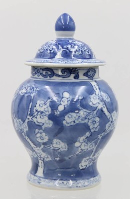 Auktion 360<br>kl. Deckelvase, blaues Dekor auf weißem Grund, in der Art der Quing-Dynastie, ca. H-17,5cm [1]