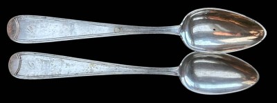 Auktion 360<br>2x Biedermeier-Löffel um 1850, Tremolierstrich, Silber-750-, kl. Monogramm 
