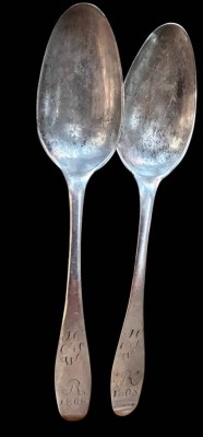 Auktion 360<br>2x barocke Silberlöffel, Ziermonogramm und dat.R- 1808, L-21 cm, 12 lötiges Silber, ca. 81 gr. Altersspuren [1]