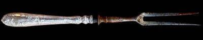 Auktion 364<br>gr. Wurst Vorlegegabel, Griff Silber, Zinken ungepflegtes Eisen, L-21 cm [1]