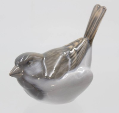 Auktion 360<br>Figur, Spatz, Royal Copenhagen, Modellnr. 1081, polychrom bemalt, H- 8 cm, L- 8,5 cm, Schnabel min. Chip [1]