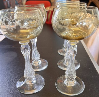 Auktion 360<br>6x Weinrömer mit hellgtün gebeitzter Kuppa mit Schliff, H-17 cm [1]
