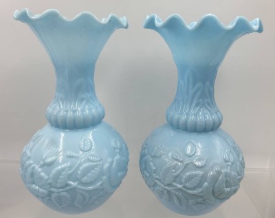 Auktion 360<br>Paar gr. Vasen, blau mit Blätter-Reliefdekor, H-27 cm [1]