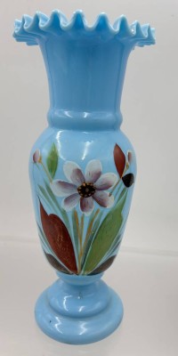 Auktion 360<br>Biedermeier-Vase, blaues Opalglas  mit Emaille-Blumenmalerei, H-24 cm [1]