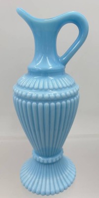 Auktion 360<br>kl. Weinkrug, blaues, geriffeltes Opalglas, H-23 cm [1]