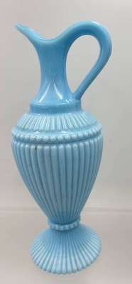 Auktion 360<br>hoher Weinkrug, blaues geriffeltes Pressglasm H-31 cm [1]